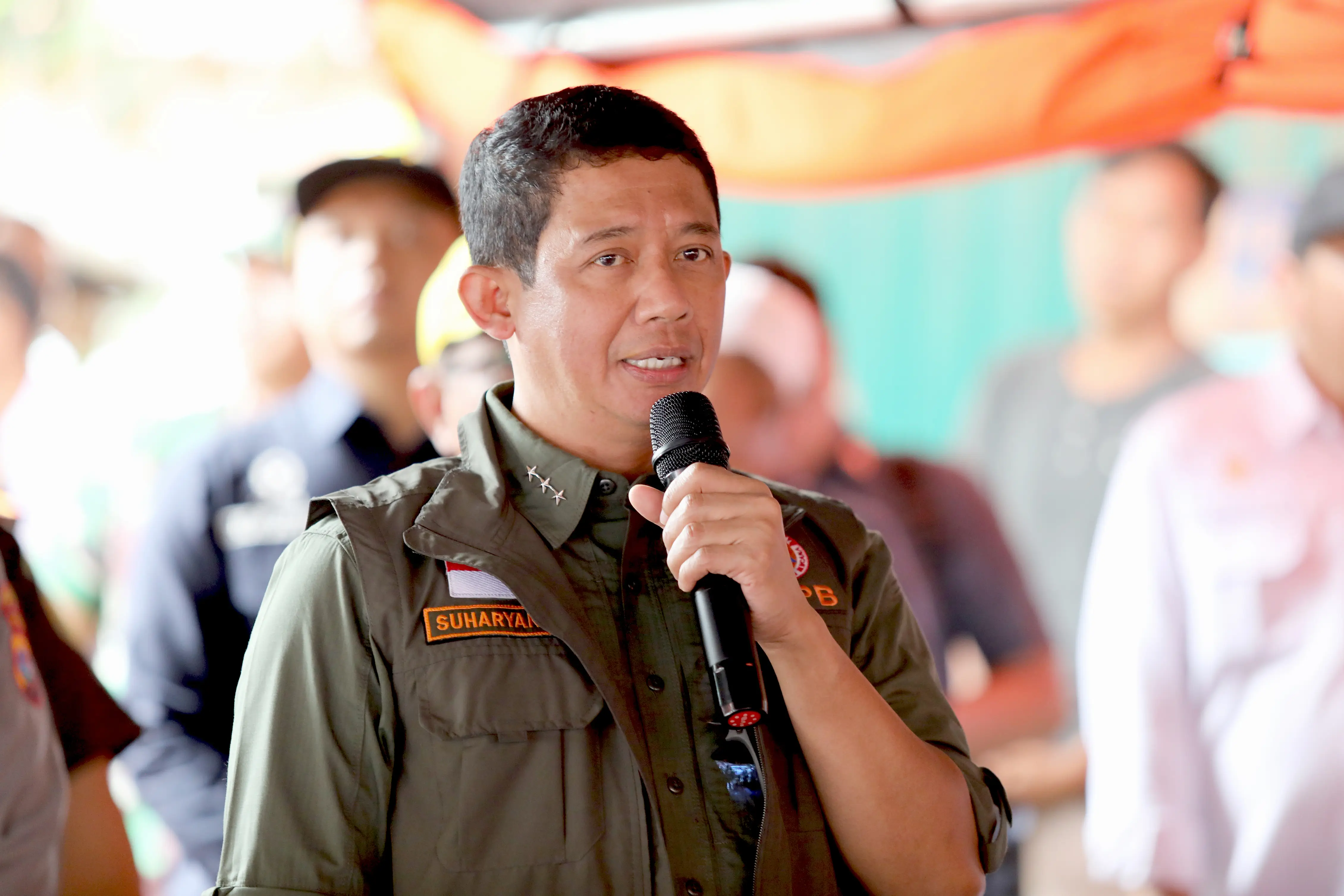Pada agenda tersebut, Kepala BNPB berkesempatan untuk berdialog langsung dengan para pengungsi sekaligus memberikan dukungan moril bagi warga terdampak.